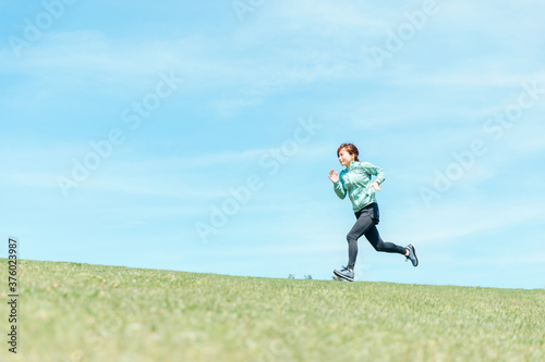走る女性 