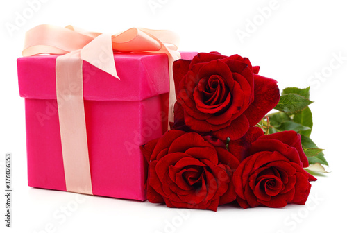 Red roses with gift box. © voren1