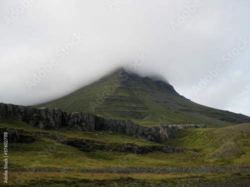 Berggipfel in den Wolken, Osten Island