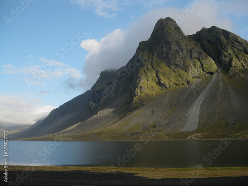 Berge am Meer, Island photo