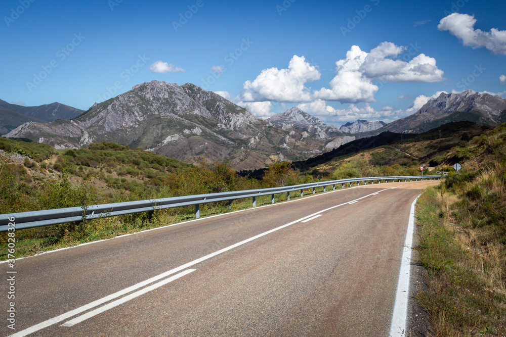 Carreteras de montaña en el norte de España.