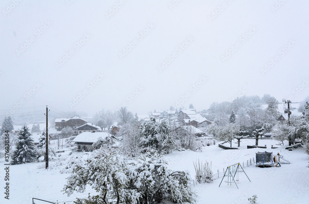 Φωτογραφία Mountain village in the French alps near the Geneva lake after a snowfall