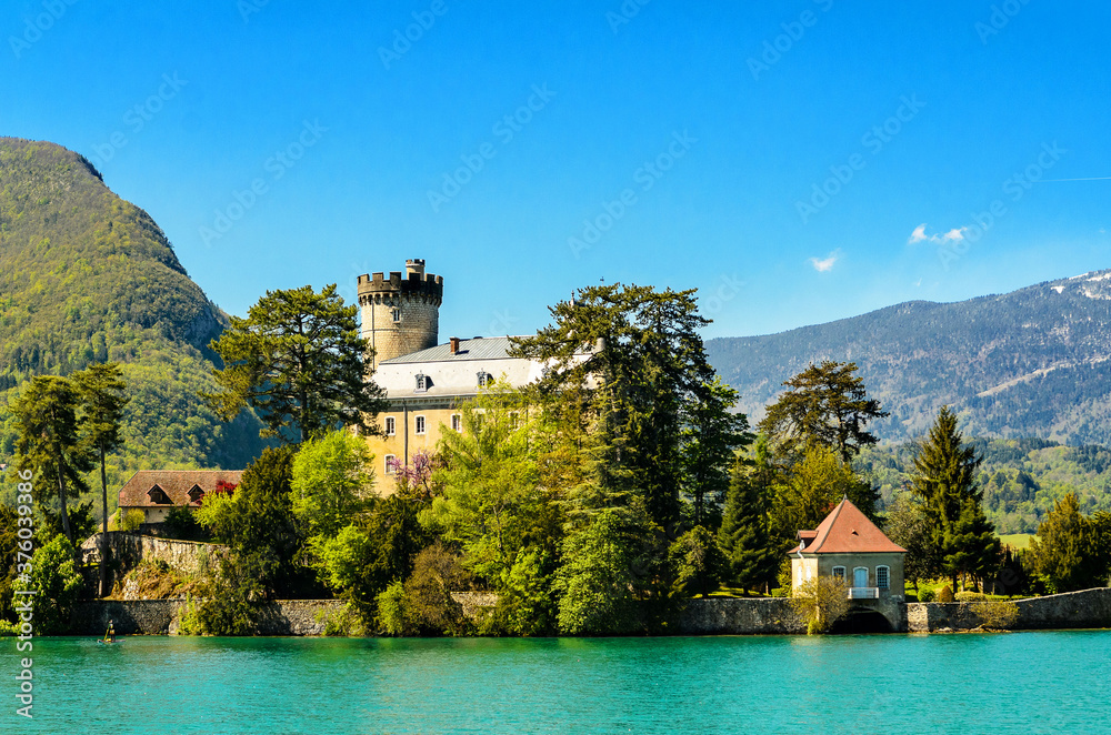 Φωτογραφία Lake Annecy, a view of the Duingt Castle (Château de Duingt) and the surrounding French Alps
