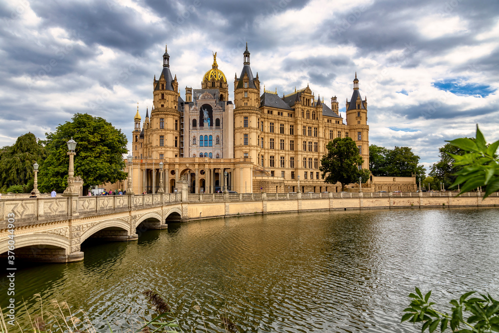 Blick von Park bei der Siegessäule über den Burgsee auf das Schloss Schwerin im August 2020