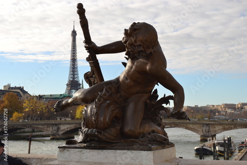 PHOTO FROM THE BRIDGE. EIFFEL TOWER. PARIS