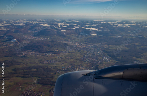 Anflug auf den Stuttgarter Flughafen Blick auf die schwäbische Alb am Horizont die Alpen