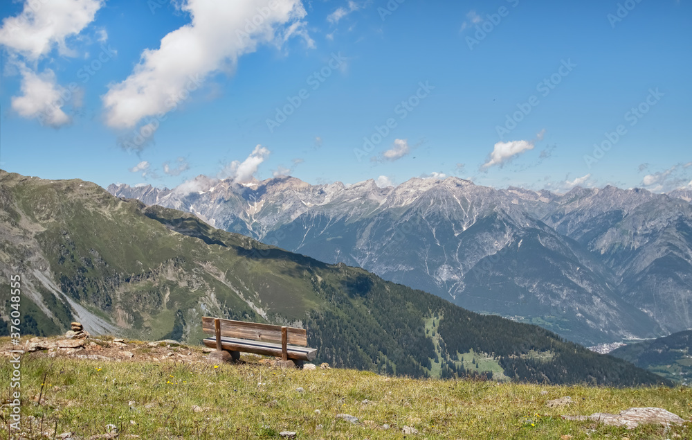 Bank vor dem Alpenpanorama