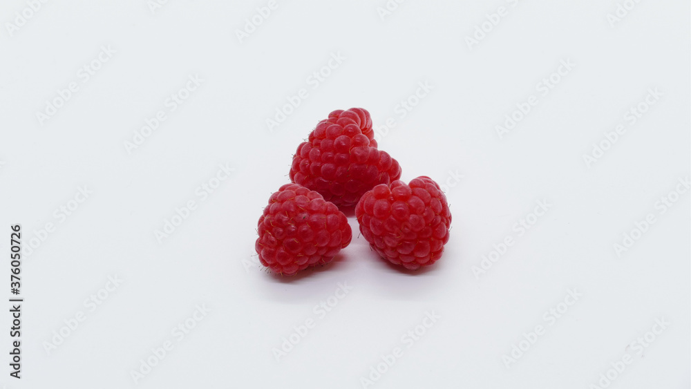 Drei Himbeeren - Nahaufnahme im Fotostudio Drei Himbeeren - Nahaufnahme im Fotostudio