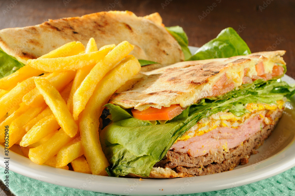 Obraz premium Berute com carne, presunto, ovo e batatas fritas