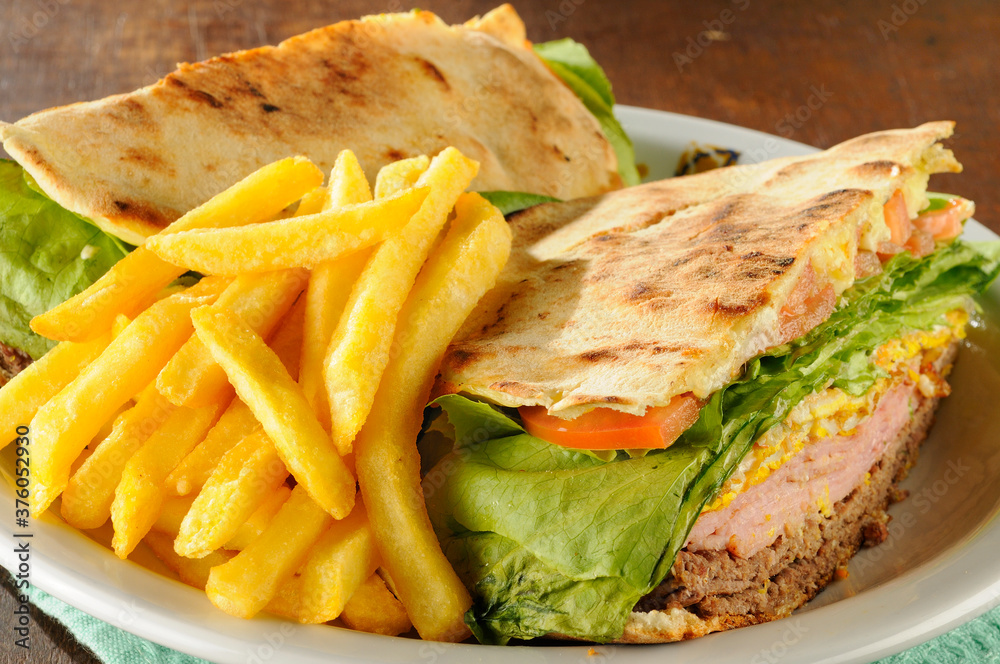 Fototapeta premium Berute com carne, presunto, ovo e batatas fritas