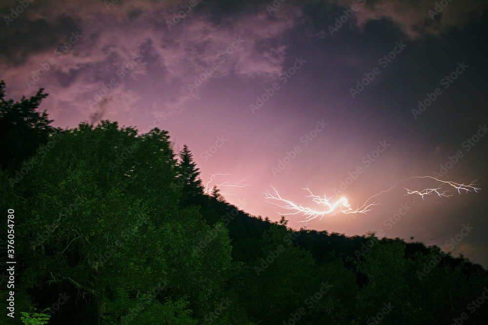 Fototapeta premium Fulmine nel cielo di notte