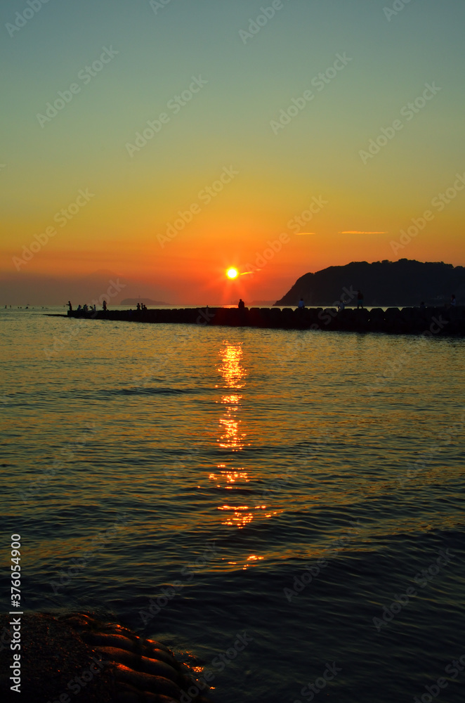 Fototapeta premium 逗子海岸 富士山 夕焼け 神奈川県逗子市逗子海岸の風景