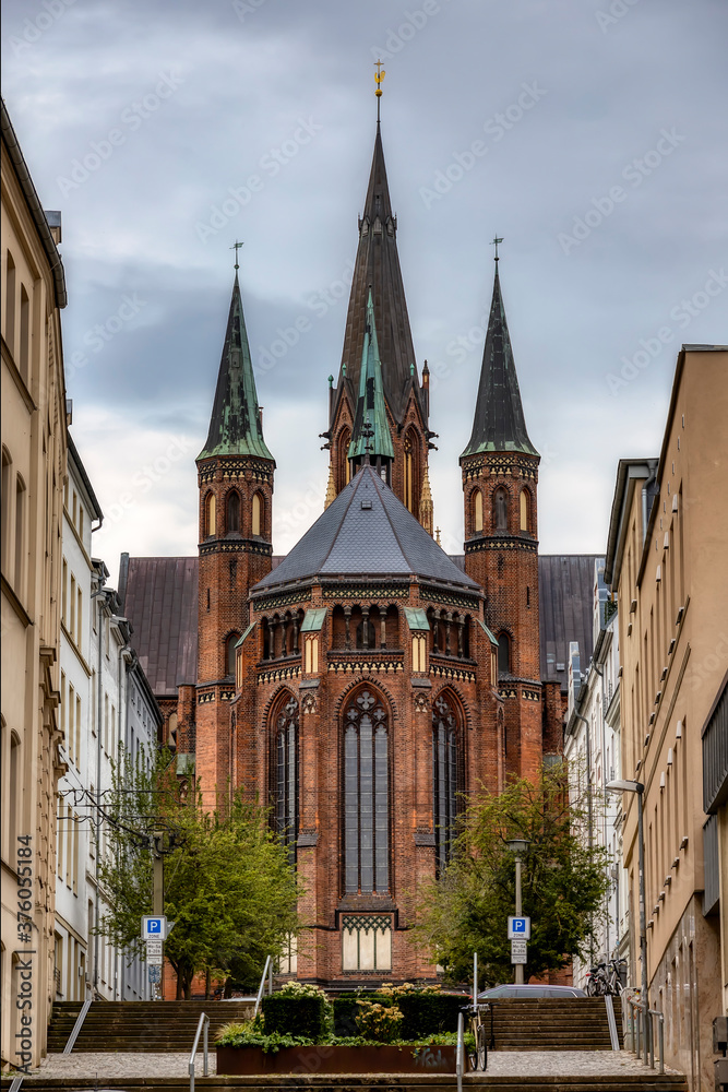 Blick von der Alexandrinentraße am Westufer des Pfaffenteichs auf die St. Paulskirche in Schwerin