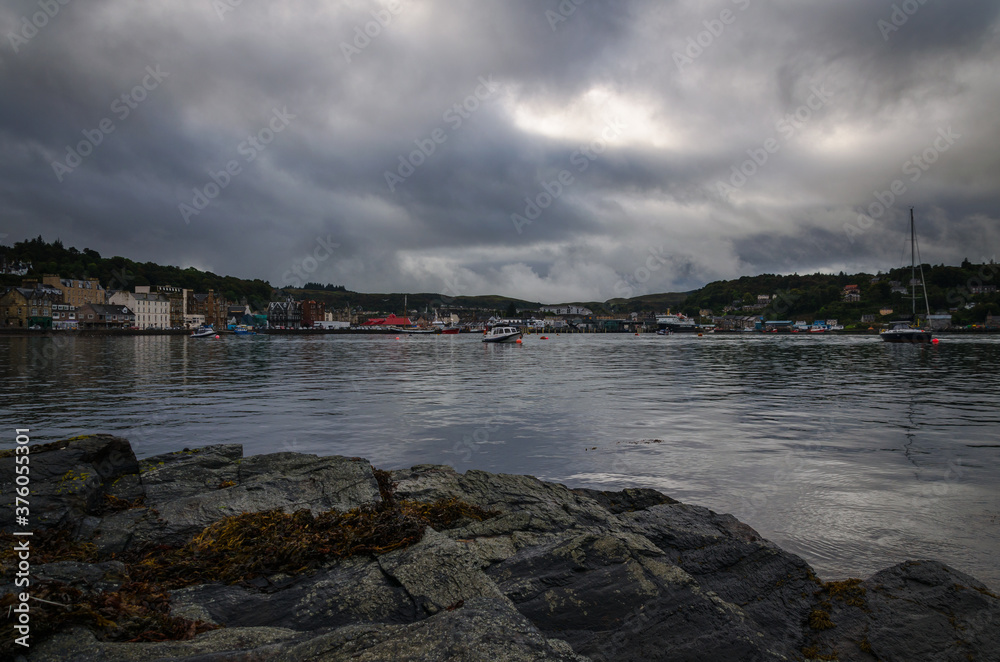Fototapeta premium A beautiful view of the bay at Oban on a cloudy day, Scotland