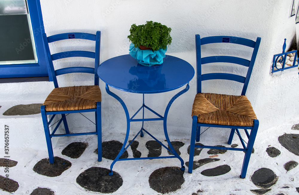 traditionelle griechische blaue stühle mit einem blauen Kafenion-Tisch für  eine entspannte kaffeepause Stock Photo | Adobe Stock