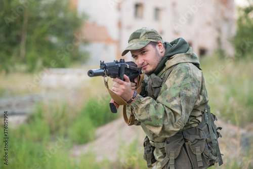 A professional airsoft player aims at his opponents © Павел Костенко