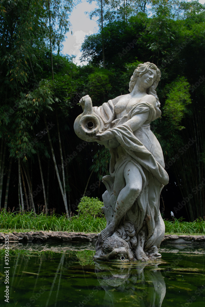 Fototapeta premium Estátua no parque das águas em são lourenço, minas gerais, brasil - Dezembro 2019