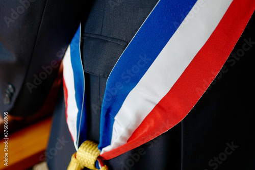 maire écharpe gros plan