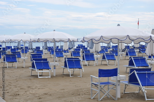 Leere Strandliegen an der Adria in Italien