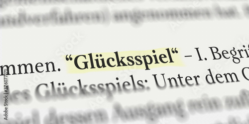 Glücksspiel im Buch mit Textmarker markiert