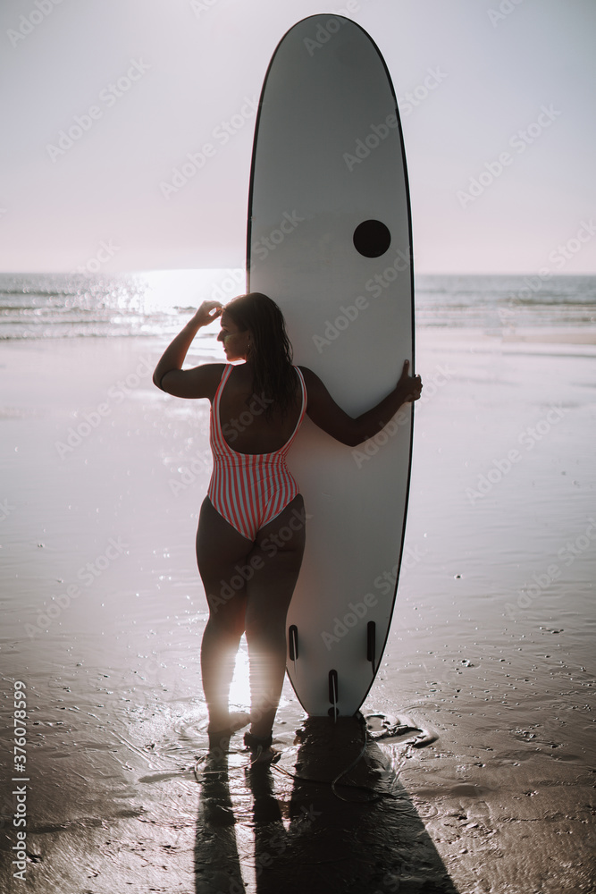 Chica feliz surf en la playa surfing bañador protector solar dia de verano vacaciones alquiler tablas de surf