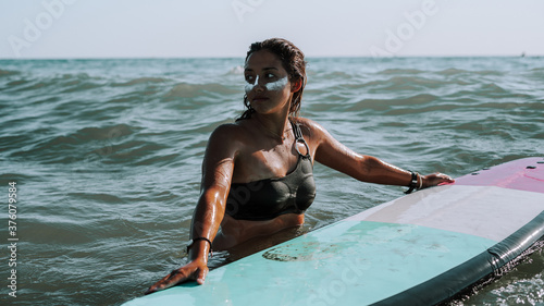 Chica feliz surf en la playa surfing bañador protector solar dia de verano vacaciones alquiler tablas de surf
