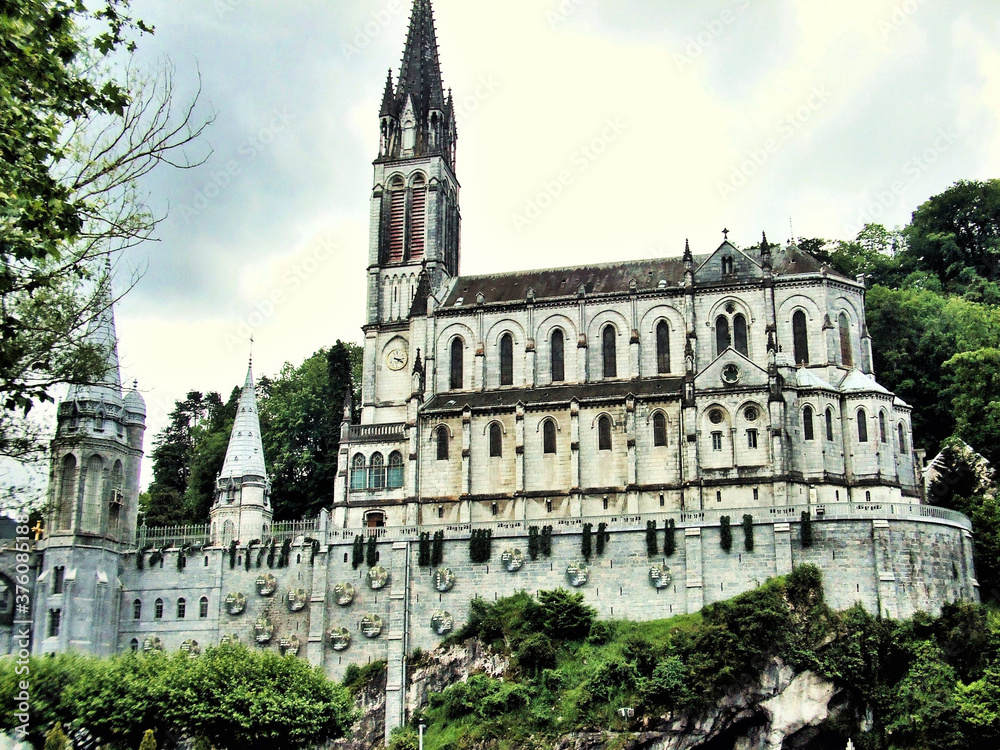 Obraz premium The Basilica in Lourdes