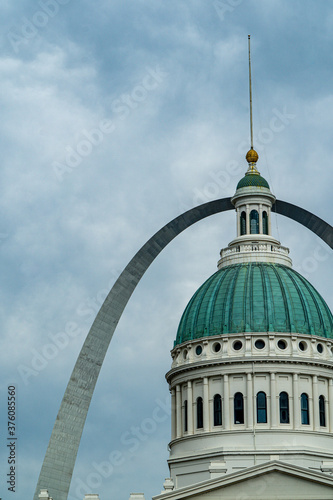 Obraz na płótnie The old courthouse in St. Louis, MO as seen from the western side with the Gateway Arch seen behind it. w salonie