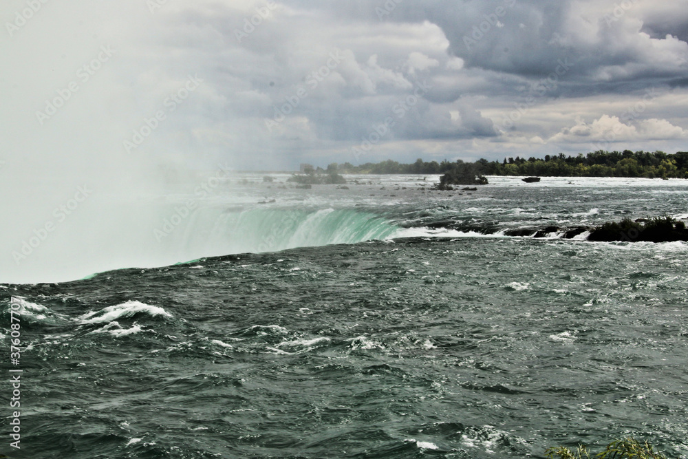 Obraz premium A view of the Niagara Falls from the Canadian side