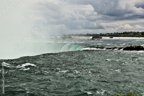A view of the Niagara Falls from the Canadian side © Simon Edge