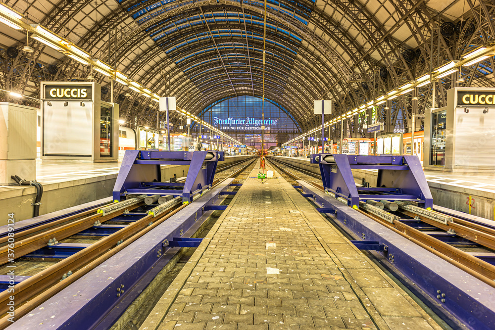 Obraz premium Frankfurt / Main, Germany - September 03rd 2020: A german photographer visiting the main station. View along the tracks to the entrance of the station.