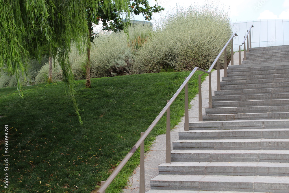 Scala in granito nel centro città moderno