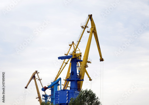 Wallpaper Mural Construction. Cranes of the same color against the sky. Torontodigital.ca