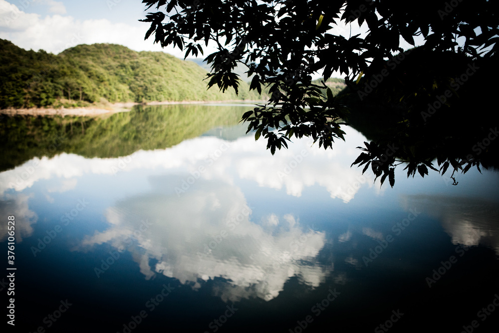 Obraz premium 가을 호수에 비친 하늘과 구름