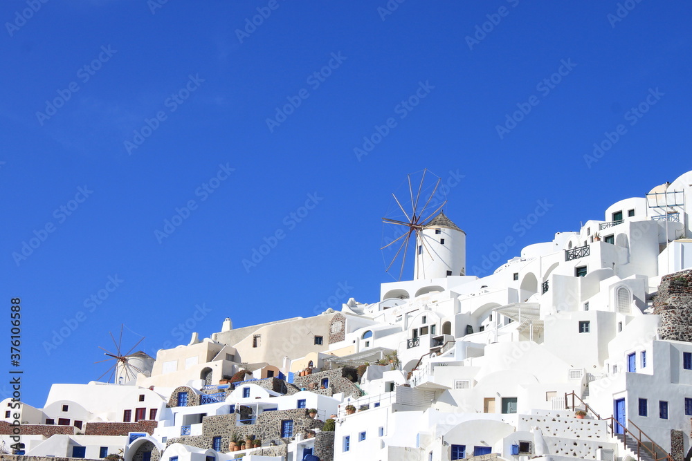 그리스 산토리니섬 이야 마을의 풍차와 파란하늘