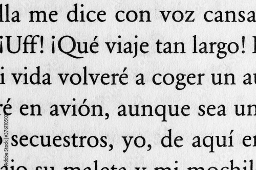 Fotografía macro de página de libro con texto, mostrando la textura del papel y la tinta de las letras.