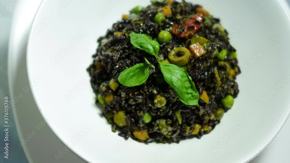 Insalata di riso venere con peperoni, pomodori e olive
Insalata di riso venere con peperoni, pomodori e olive
