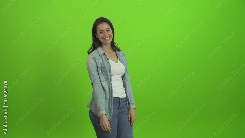 Close-up of smiling young woman making sign heart shape by hand posing at green screen studio background. background, Chroma Key 4k video
Close-up of smiling young woman making sign heart shape by hand posing at green screen studio background. background, Chroma Key 4k video