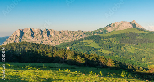 Foto Last lights over grass in natural park of Urkiola, Basque Country