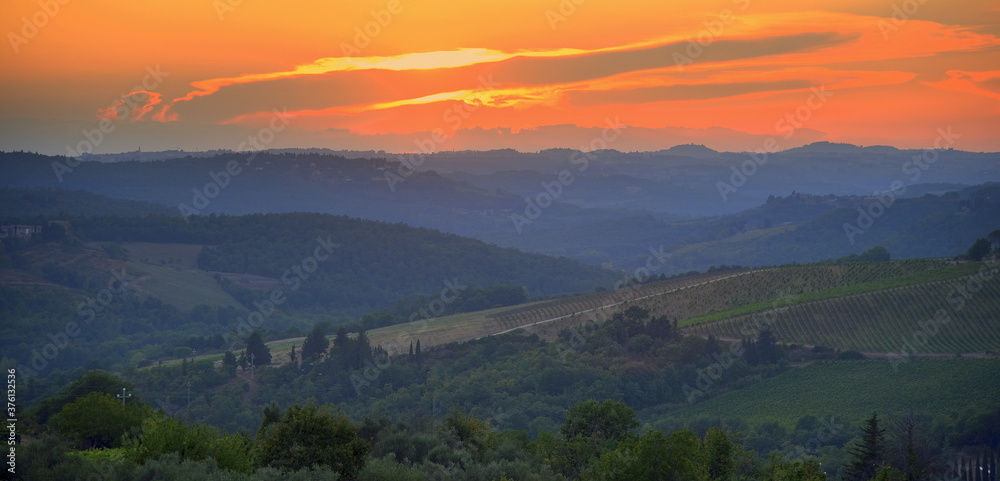 Mystische Landschaft der Toskana bei Sonnenuntergang