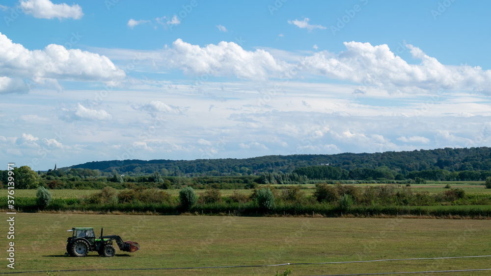 Obraz premium Tractor in Dutch meadow