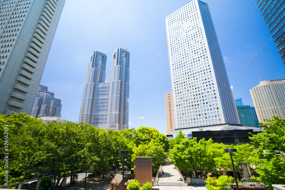 Obraz premium 東京 高層ビル群 青空と緑