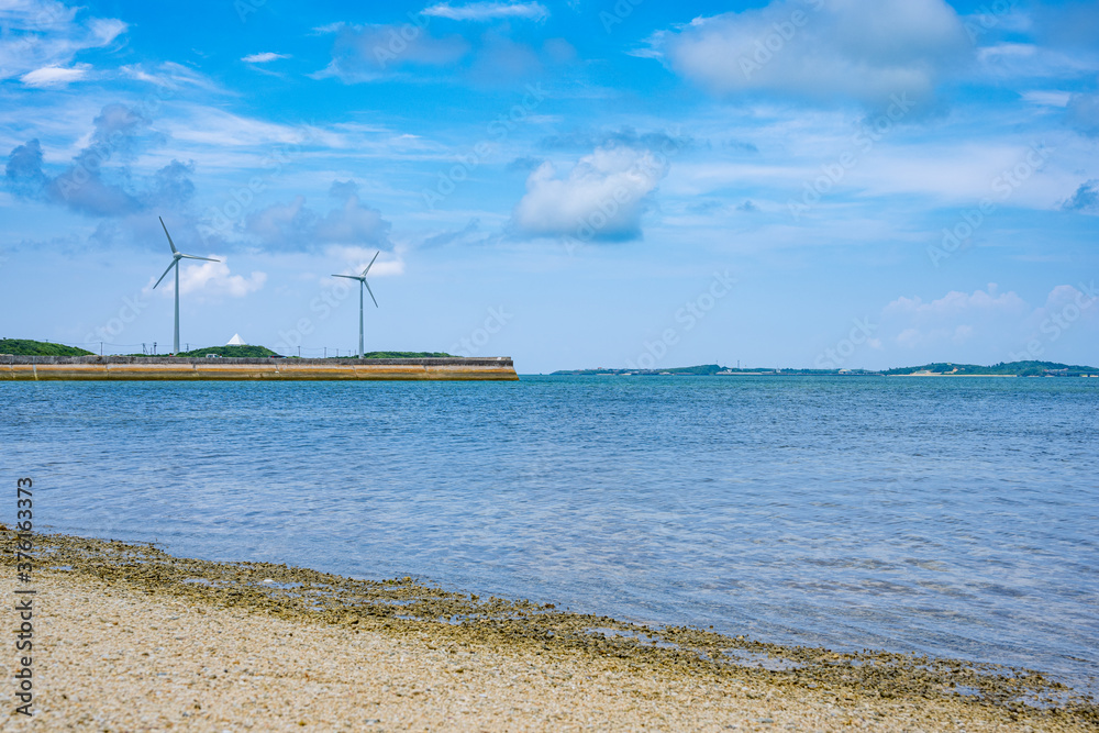 浜辺と巨大なプロペラ型風力発電機