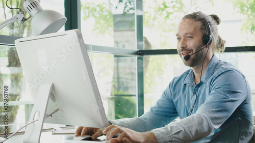 Εκτύπωση καμβά Business man talking video conference plan to work with colleague in team