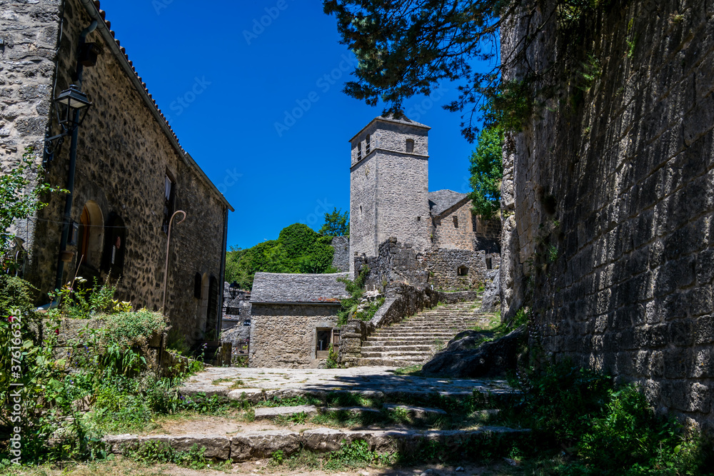 La Couvertoirade joli village médiéval perché en Aveyron.