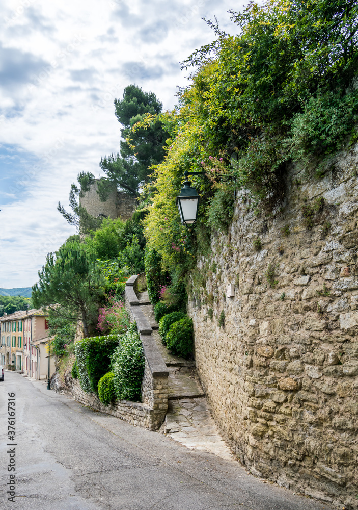 Ménerbes, village perché dans le massif du Luberon en Provence-Alpes-Côtes-d'Azur - France.	
