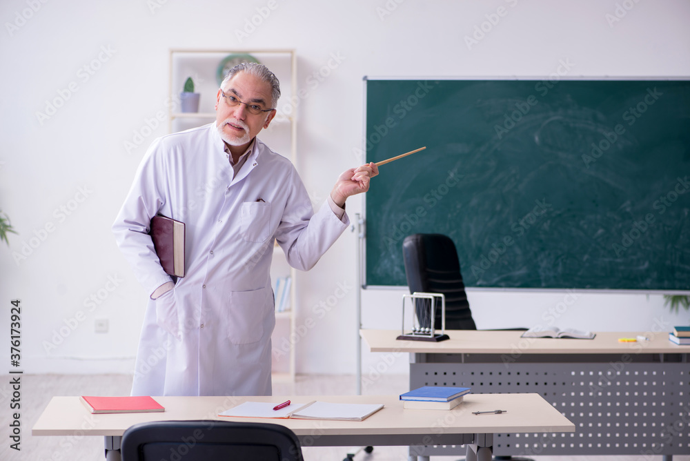 Obraz premium Experienced old scientist working in the lab