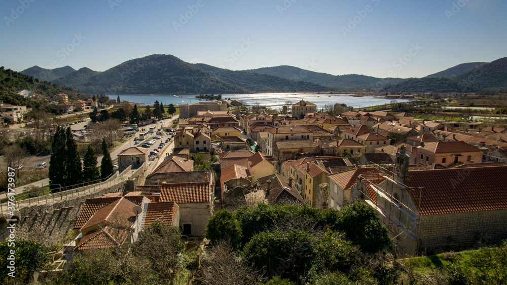 ston Dalmatinische Region Kroatiens eine kleine Stad mit roten dächern mit Blick auf das Meer
