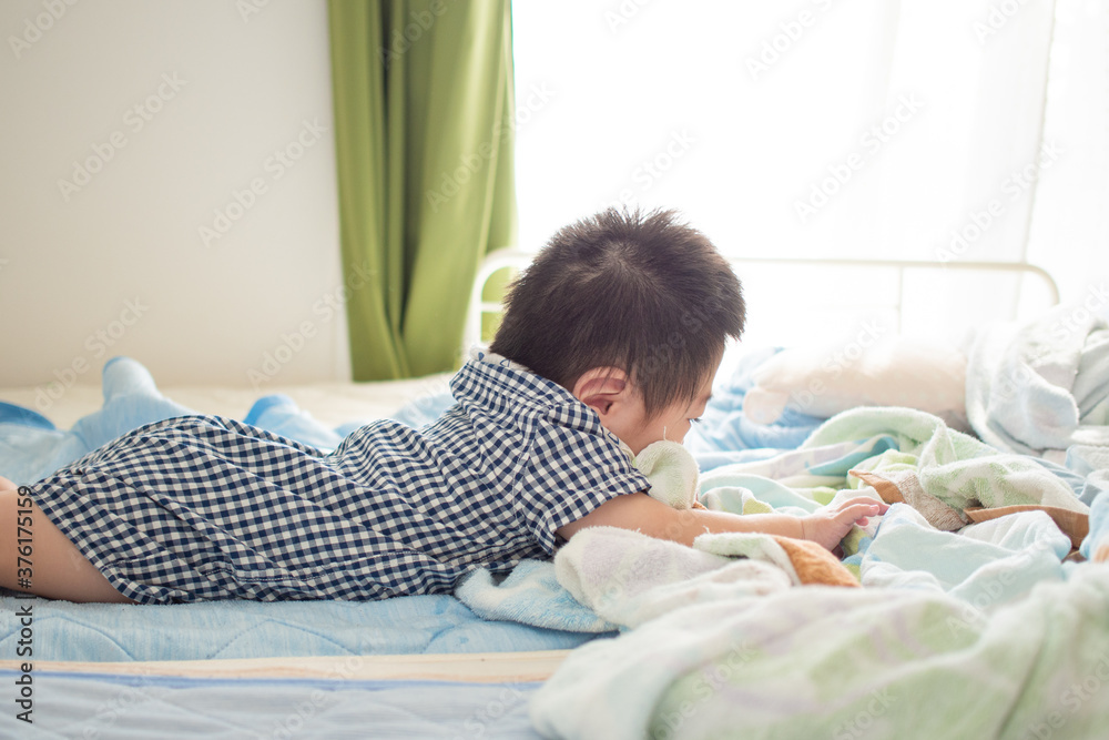 ベッドで寝ている日本人の赤ちゃん ベッドで寝ている日本人の赤ちゃん