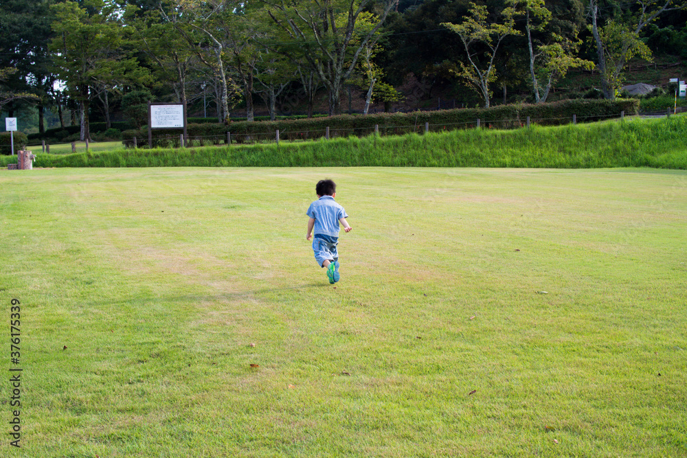 岐阜県の公園で遊ぶ日本人の幼稚園児 岐阜県の公園で遊ぶ日本人の幼稚園児